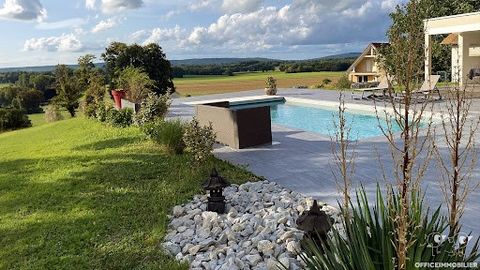 10 min from BESANCON - FAMILY HOUSE - 180 M² ON A PLOT OF 17 ARES. Welcome to the discovery of this beautiful and recent family home, presented by our agency Office Immobilier. Located in the town of Mamirolle, only 10 minutes from Besançon, this 180...