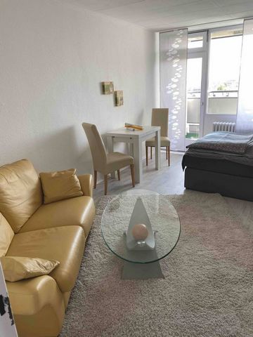 Welcome to your future home in Leverkusen! This beautiful studio flat offers not only modern comfort, but also a spectacular view of the city skyline. Main features: Spacious studio flat with a well thought-out floor plan. Large windows flooding the ...