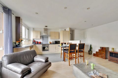 The apartment, entirely furnished with care, is composed of two bedrooms and a large living room. The living room opens onto a fully equipped kitchen and a comfortable lounge. Ideal for a family, the apartment is bright and has a balcony that offers ...