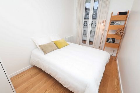 It is a very bright apartment of 99m ² located on the 6th floor with elevator. It is composed of: - An open kitchen, equipped and functional: fridge, cooking plates, coffee machine, toaster, kettle, microwave, oven, dishwasher, washing machine, dryer...