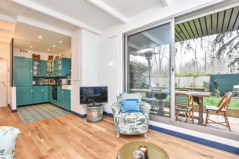 This charming apartment with a large private garden is located in the north of Boulogne-Billancourt. This accommodation puts at your disposal : - A living room with direct access to the garden - Open equipped kitchen (refrigerator, induction hob, mic...