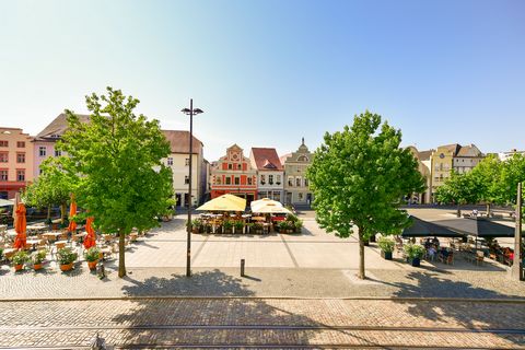 Good morning & welcome in our modern, light-flooded 40m2 two-room apartment in the attic, right at the beautiful Old Market, in the middle of the City centre of Cottbus. Our fast-paced and detailed apartment offers everything you needed during your s...