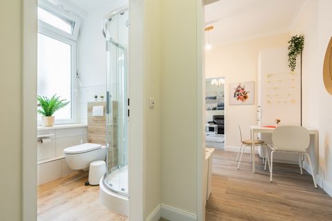 Diese Wohnung befindet sich in der 1. Etage eines Altbauhauses und bietet Platz für 1 Person. Die ca. 33 qm teilen sich auf in einen Flur, ein Duschbad mit WC, eine Küche mit Sitzgelegenheiten und ein Wohn- Schlafzimmer. Das Apartment wurde 2020 komp...