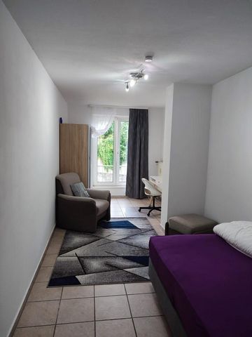 Enjoy the simple life in this quiet and centrally located accommodation. it takes only 10 minutes to Essen main station and to the Essen's university and 4 minutes to Altenessen Bahnhof, Essen . Everything you need (subway, S-Bahn, bus, pharmacy, sup...