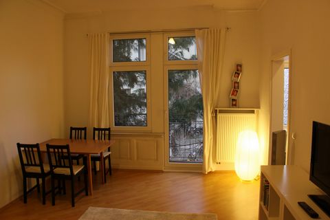 Located on the 1st floor of one of those nice houses in one of the most popular areas in the heart of the chic Frankfurt-Nordend just 1,2 km away from the ECB HQ and in walking distance to the lower part of the famous Berger Strasse (close to Merianp...