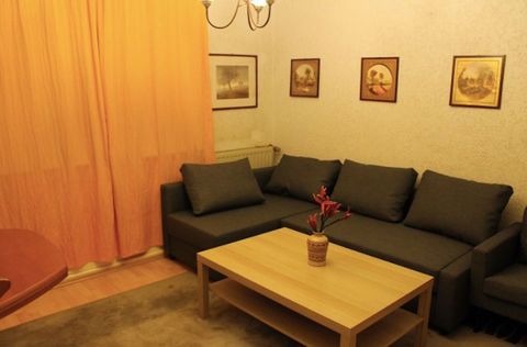 *English* We offer a clean and neat accommodation in the Essen area. The apartment has 2 rooms with kitchen and bathroom for up to 5 persons. The apartment is fully equipped. We are looking forward to single persons, couples or even families. A WLAN ...