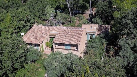Charming 1980s house in Pourrières, in the Var, on a plot of over 4,000 m2 in absolute peace and quiet. It's the perfect place for those looking for peace and quiet yet close to the village amenities. The property also features a swimming pool and a ...