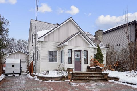 Beautiful two-storey house located in Sainte-Marthe-sur-le-Lac, consisting of 2 bedrooms, 2 bathrooms, a solarium, a family room in the basement, 1 detached garage and paved parking that can accommodate 5 cars. Beautiful backyard with above ground po...