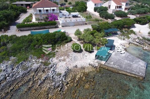 In a quiet bay in the north of the island of Korcula, in the first row to the sea on a plot of 905 m2 is located this beautiful house with pool, beach and private boat mooring. Surrounded by a well-kept garden enriched with traditional Mediterranean ...