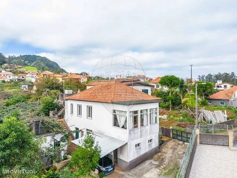 5 bedroom villa for sale on a plot of land with a total area of 1,640m². It is developed on 2 floors, with the ground floor consisting of two large shops, storage room, rustic kitchen with wood oven and bathroom. The 1st floor consists of 5 bedrooms,...