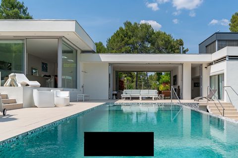 Rare, within the Parc des Vautes in St Gey du Fesc. We are pleased to offer you this incredible contemporary architect villa built on a plot of nearly 6000 m2 on the edge of a protected pine forest. You will be won over by the volume of the living ro...