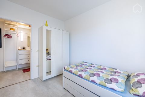 In a mixed-used area (apartments and business) in Langenfeld-Immigrath lies this beautifully cut apartment, on the first floor of a quiet 2-family house, strategically perfectly located in the city triangle Düsseldorf-Cologne-Solingen. To the BAB 3 (...