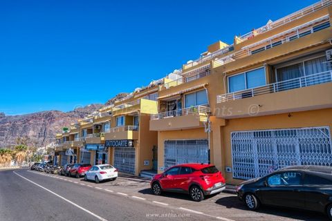 We are pleased to offer for sale this centrally located apartment with stunning views to the ocean and island of La Gomera. It is in a great location at the entrance of Los Gigantes in a complex called Eva, and is in easy walking distance to many ame...