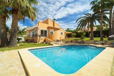 Welcome to this beautiful house in the quiet and family residential of El Tosalet, in Xàbia, with a wonderful garden and pool, offering accommodation to 6 people. The exterior area is wonderful. There is a large green lawn surrounding the house and t...