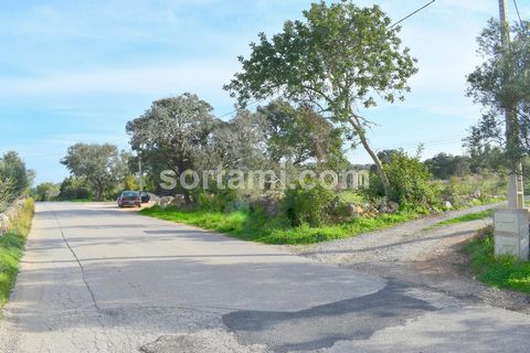 Beautiful land in the area of Moncarapacho, very easy to connect water and electricity. The land is very fertile and quite flat, advantageous for cultivation, and is located in a very green and quiet area. Easy to reach, with great access and not far...