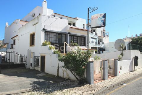 Great bar located near by the strip in Albufeira. This bar has 152 m2, a terrace and is completely furnished.The bar includes an apartment with a living area, bedroom, kitchen and bathroom.