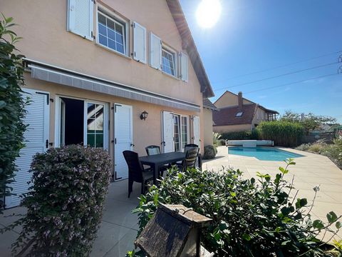 ECKBOLSHEIM RESIDENTIAL AREA: House of 6 rooms and 4 bedrooms, of 167m2 on the ground facing South-West with swimming pool, on a plot of 521m2. Only a 3 minute drive from the city centre of Lingolsheim. In the immediate vicinity you will find all the...
