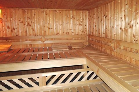 Casa de vacaciones recién renovada con entrada independiente en una propiedad idílica en la ladera. Tienes una terraza privada con muebles de jardín y tumbonas a tu disposición. Para relajarse, puede usar la sauna de madera en el hotel vecino por una...