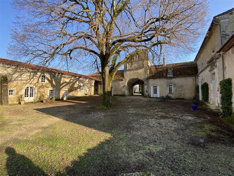 In the heart of a hamlet in Périgord Vert, I have the pleasure of introducing you to a beautiful property of character in the middle of a park entirely enclosed by stone walls. The U-shaped chartreuse appears as an imposing residence from the end of ...