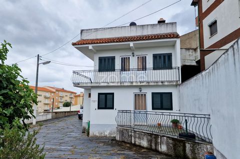 Identificação do imóvel: ZMPT561535 Sale of a villa with a complete guest house with 10 suites in Vila Nova de Foz de Côa, Guarda. Features: 10 Spacious Suites: Features 10 striking suites, offering exceptional potential for a variety of uses, from a...