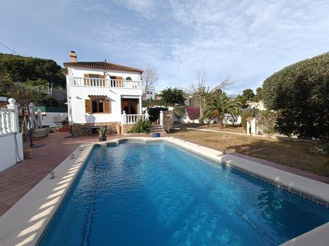 We are pleased to present to you this renovated villa with a private pool with the unique aspect of being within walking distance of the center of Oliva town The property has a spacious flat and fully fenced plot of 1373m2 Through an electric entranc...