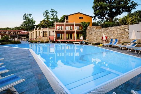 Położony na wzgórzu, z którego roztacza się piękny widok na jezioro i dwie wyspy San Biagio i Isola del Garda. Mieszkasz w kompleksie, który obejmuje również hotel i który został całkowicie odnowiony w 2012 roku. Możesz tam korzystać z usługi, jak ch...