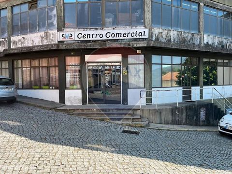 Four stores inserted in the York shopping center in Vila Das Aves. With a total of 199.5m2 this can be the opportunity for your own business or for investment. Located next to the train station of Vila das Aves, it has free parking facilities, unobst...