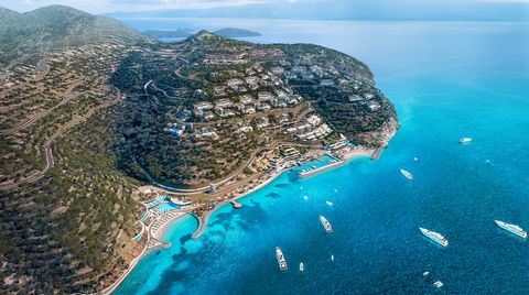 Elounda Hills Resort op Kreta - Wonen op een hoger niveau Elounda Hills is een high-end luxe resort gelegen in de chique wijk Elounda, Kreta/Griekenland. Naast een luxe hotel dat wordt geëxploiteerd door het merk 1 Hotel & Homes-Hospitality, heeft he...