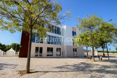In Tavira excellent business opportunity.The largest commercial area, are three floors with four hundred square meters of wide area, with double bathrooms on each floor and elevator.Large terrace with magnificent sea views.Ideal for a hostel, exhibit...