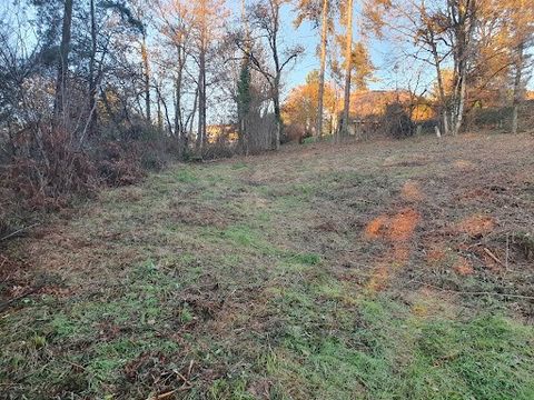 This land awaits you for your future home on a surface of 1544m2 It will allow you to be in the countryside and close to all the services of the aglo de Brive For visits contact me Alain Fronty Agent Imoconseil France Ph. : ... Email : ... Informatio...