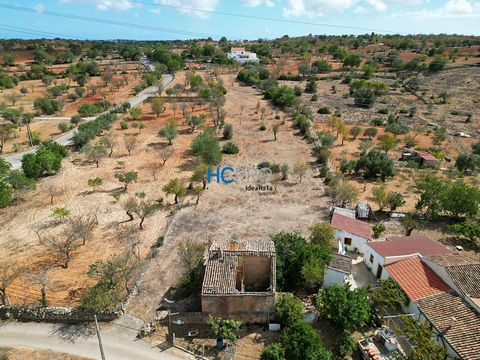 Located on Cerro do Roque in Paderne, it has 5440m2 of land and a ruin of 80m2 with feasibility of construction up to 250m2. For more information, please contact me.