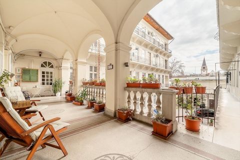 Apartamento único e maravilhosamente renovado com tectos altos clássicos está à venda no Distrito 6 de Budapeste. A propriedade está localizada na arborizada rua Benczúr, no 