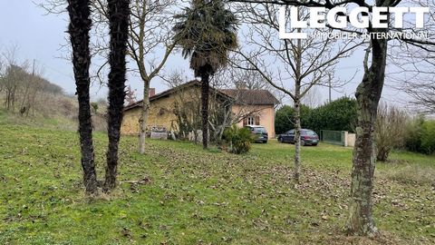 A26345MAE32 - Ground level habitable house near Lombez. Fenced garden with trees of 1350 sqm with plot of land (woods) of 1864 sqm. On the edge of a road. Information about risks to which this property is exposed is available on the Géorisques websit...