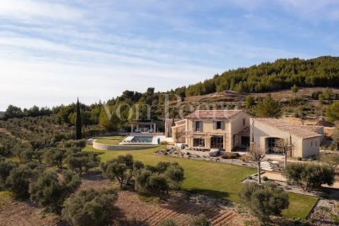 This sublime property offers an unparalleled perspective, embracing breathtaking panoramic views of the Alpilles. Spanning over a hectare of land, this residence stands out with its elegantly landscaped garden and thriving olive groves. Recently reno...