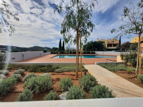 Kalyvia-Lagonissi, Disponible à la vente maisonnette d’une superficie totale de 276,29 m², construite en 2023, située sur un terrain de 1.206,11 m² avec utilisation exclusive d’un jardin de 214,39 m², accès à une piscine commune de 81 m² et vue sur l...