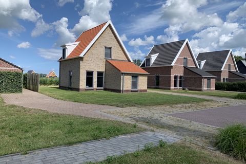 On a beautiful location - right on the water - is this brand new small Waterdorp Burdaard with 5 luxury holiday villas. The name says it all: the picturesque Frisian village of Burdaard is inextricably linked to tourism. In the spring and summer the ...