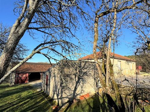 House and outbuildings a stone's throw from a village with bakery on approx. 2 hectares of land. The first part of this house is on the garden level and comprises an entrance hall opening onto a corridor that leads to the kitchen/dining room, lounge,...