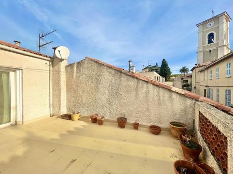 In the heart of the village, 90m from the port, 135m2 with courtyard and terrace Unobstructed view of the castle of Cassis and the bell tower Ground floor: Entrance A type 2 apartment which consists of a living room, kitchen, terrace, bathroom, separ...