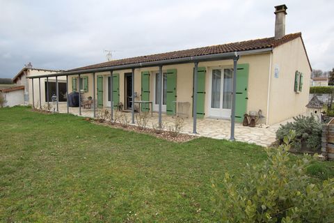 Dpt Charente Maritime (17), à vendre MAZERAY maison P4 de 119 m² - Terrain de 2 300,00 m² - Plain pied