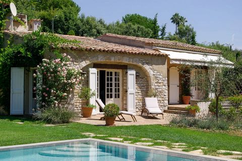 In the most sought-after area of Saint-Paul de Vence, peacefully secluded yet conveniently close to amenities, this beautiful small single-story Proveníçal farmhouse of approximately 135 m2 is set on a fully flat garden of almost 1,800 m2 with a magn...
