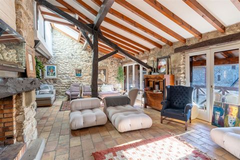 Situated in the heart of the charming village of Veigy, this magnificent stone house offers a warm, authentic atmosphere. With 168 m2 of floor space and 159 m2 of living space, it enjoys a privileged location, close to the shops but in a quiet area. ...