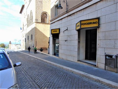 In the main trade route of the historic center of Tarquinia, and more precisely on Corso Vittorio Emanuele, we offer a commercial space of 80 square meters for rent, in a good state of maintenance. The property is equipped with a large window on the ...