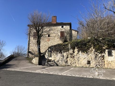À vendre, en exclusivité - Cette belle maison en pierre se trouve au point culminant d'un petit village historique. Les vues sont fantastiques de tous côtés, surplombant le Cantal, l'Aveyron et le Lot. Des maisons comme celle-ci, situées dans un endr...