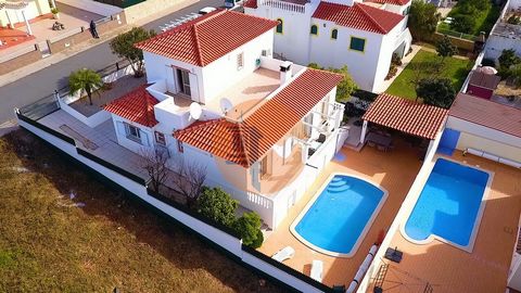 Fantastic 4 bedroom villa with parking, garden, swimming pool and BBQ area in Altura. House with 2 floors. Ground floor with entrance hall, kitchen, 3 bedrooms (1 of them being used as an office) 2 bathrooms and living room with fireplace. On the fir...