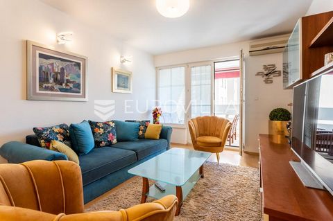 Split, Dubrovačka street - three-room apartment of 87 m2 is available for long-term rent. The apartment is located on the fourth floor of a building with two elevators, facing south. It consists of a hallway, a living room with access to a sunny logg...