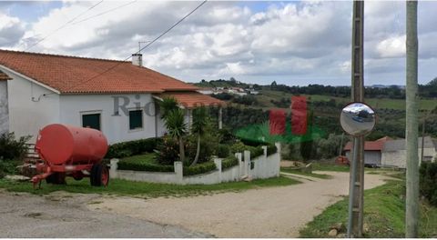 Villa met 3 slaapkamers, bestaande uit twee verdiepingen, gelegen in Évora de Alcobaça in Fonte Santa. Landelijk gebied ongeveer 5 km van Alcobaça, 12 km van de A8. BEWOOND PAND*** Uitstekende gelegenheid!! Energielabel: E Villa met 3 slaapkamers en ...
