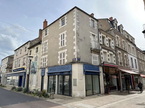 We're proud to present this property, perfectly situated in the heart of Montmorillon, located on the corner, right in the pathway of the weekly market held in the town on a Wednesday. The shop, on the ground floor, is 36m2, fully double glazed with ...