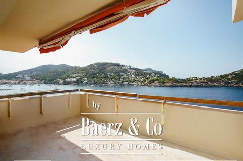 This beautiful penthouse, located on the fourth floor of a building with stunning views of the open sea, offers a unique living experience. With 136 m² built and 113 m² useful, this property has a careful and well distributed design. Upon entering, y...