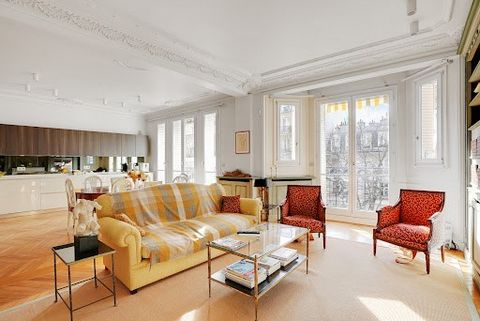 SOLE AGENT. This apartment of 120 m² is located near the Champ de Mars and 2 minutes from shops. On the 3rd floor with elevator of a beautiful old building. it consists of an entrance that serves the double lounge facing west with its beautiful kitch...