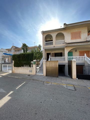 Letar du efter ett rymligt, bekvämt och charmigt hem på Costa Cálida i Murcia? Vi presenterar detta fantastiska parhus duplex i Santiago de la Ribera, ett lugnt och väl anslutet område, bara 10 minuter från stranden. Detta hus har 174 användbara mäta...